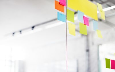 szyba z naklejonymi karteczkami